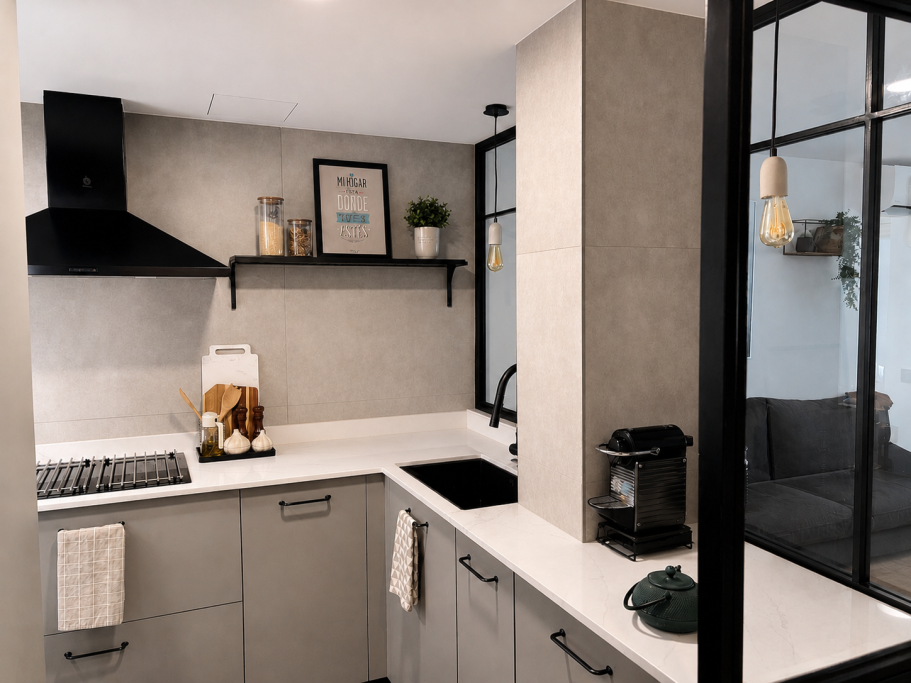 Cocina reformada en tonos grises