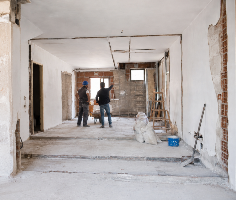 Supervisión de trabajos durante la ejecución de una reforma de vivienda