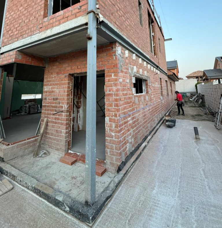 Seguimiento de seguridad y trabajos exteriores durante una obra de reforma
