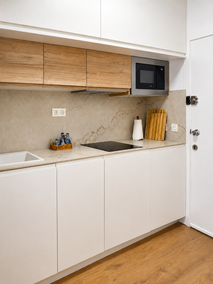 Cocina reformada con mobiliario blanco y madera natural