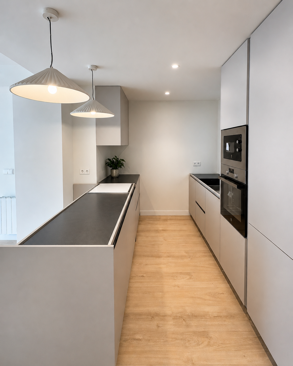 Cocina reformada con península en vivienda de Madrid